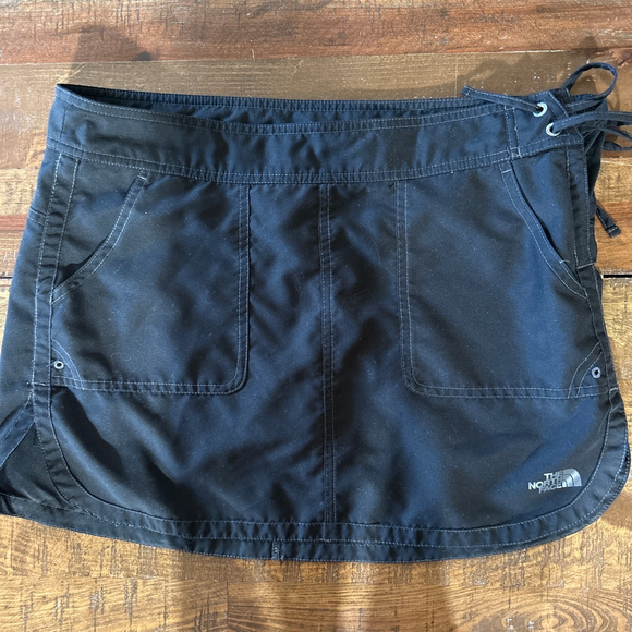 Women's The North Face Black Skort Size 8 with Grey Logo - Picture 1 of 7